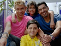 La historia cuestiona la adopción de niños por parte de las parejas gay. ESPECIAL /