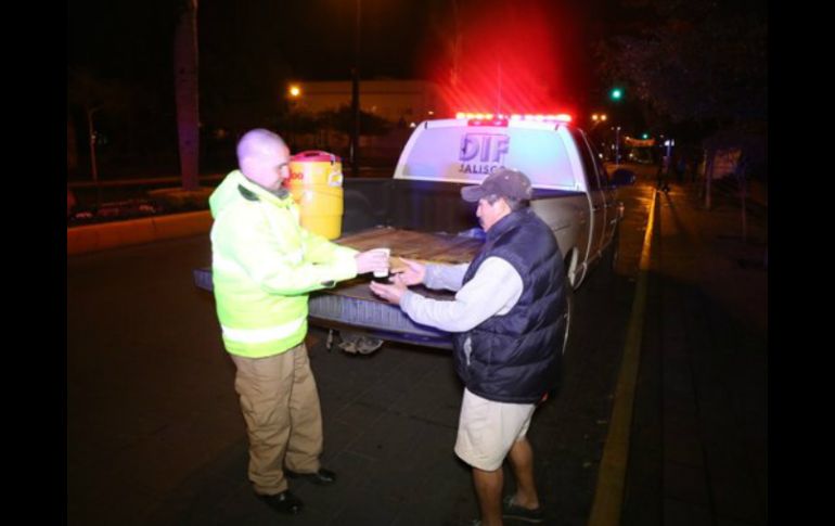 Durante la noche del miércoles y madrugada del jueves, 12 brigadas distribuyen 80 cobijas y 35 litros de bebida caliente. TWITTER / @difjalisco