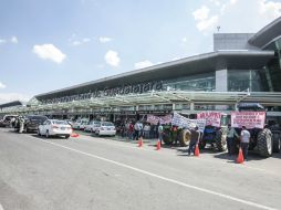 Desde la mañana del pasado 29 de febrero, decenas de ejidatarios se instalaron en el aeropuerto. EL INFORMADOR / ARCHIVO