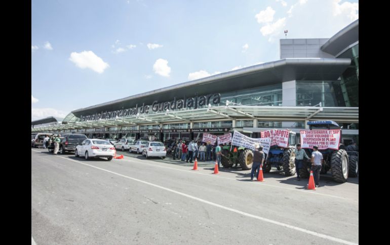 Desde la mañana del pasado 29 de febrero, decenas de ejidatarios se instalaron en el aeropuerto. EL INFORMADOR / ARCHIVO