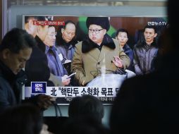 Kim Jong-Un posó ayer miércoles junto a posible maqueta de ojiva nuclear. AP / ARCHIVO