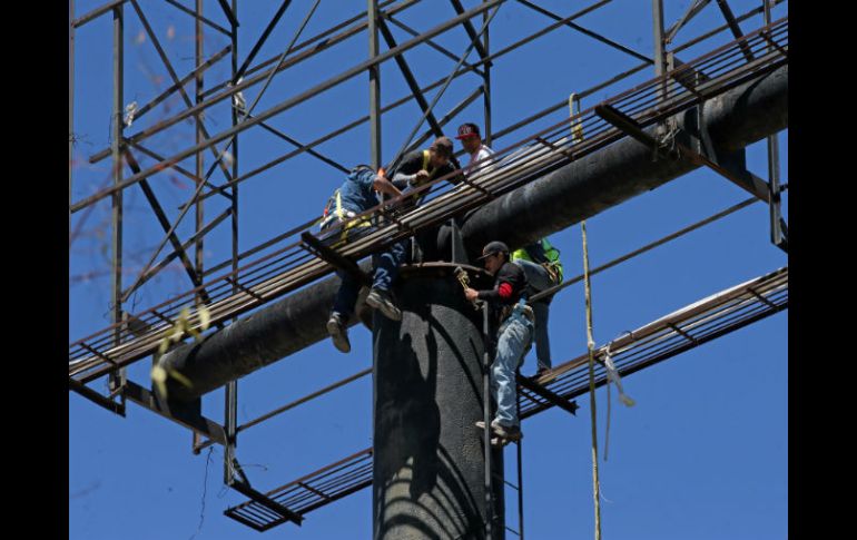 Ayer, la empresa West Media realizó el retiro voluntario de dos espectaculares en Periférico a la altura de López Mateos. EL INFORMADOR / M. Vargas