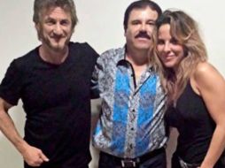 La pieza está acompañada de una fotografía en donde aparecen ella, el 'Chapo' y Sean Penn. ESPECIAL / K. Del Castillo