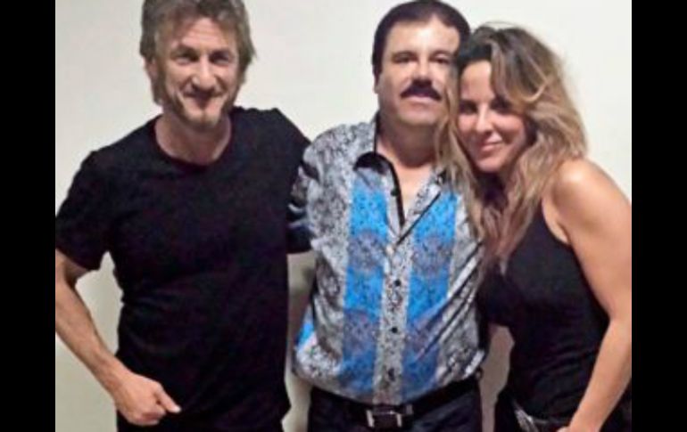 La pieza está acompañada de una fotografía en donde aparecen ella, el 'Chapo' y Sean Penn. ESPECIAL / K. Del Castillo