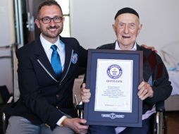 El director de Récord Guinness le entrega a Kristal un certificado en su hogar en Haifa. AP / Especial