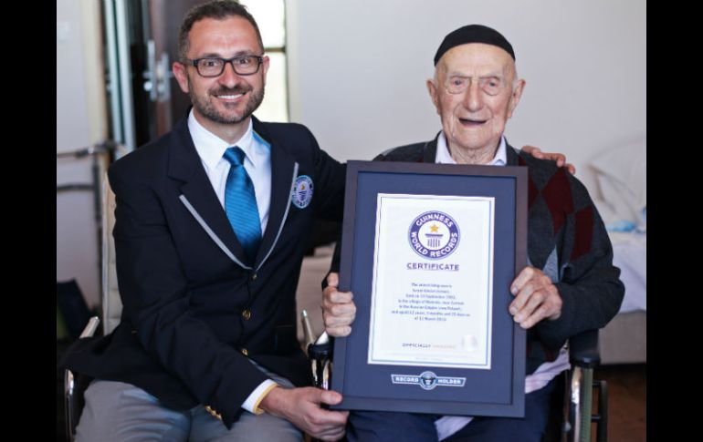 El director de Récord Guinness le entrega a Kristal un certificado en su hogar en Haifa. AP / Especial