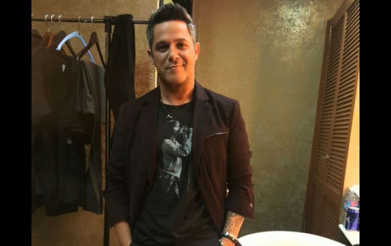 La fuente mencionó que el productor, Miguel Ángel Fox, habló con ambos cantantes. TWITTER / @AlejandroSanz