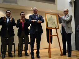 En la inauguración, fue reconocido Raúl Padilla López como embajador del Tequila. TWITTER / @camaratequilera