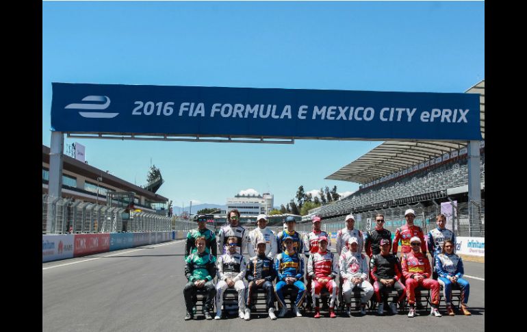 Pilotos de la Formula E posan en el circuito Hermanos Rodríguez de Ciudad de México. EFE / A. Cruz