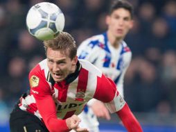 En el minuto 56 llegó el empate cuando Luuk de Jong remató a placer un buen centro de Luciano Narsingh. AFP / M. Van Hoorn