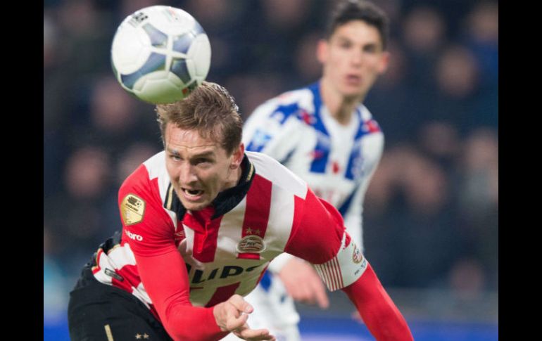 En el minuto 56 llegó el empate cuando Luuk de Jong remató a placer un buen centro de Luciano Narsingh. AFP / M. Van Hoorn