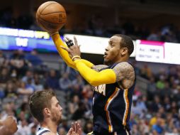 El guardia de los Pacers de Indiana, Monta Ellis (derecha), dispara ante la defensa de Chandler Parsons, de los Mavericks. AP / J. Cowsert