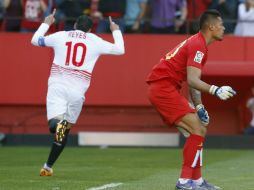 Fue el Sevilla el que tomó el mando del balón para romper el entramado defensivo. EFE / J. Muñoz