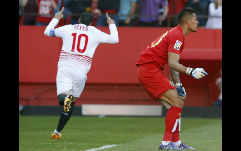 Fue el Sevilla el que tomó el mando del balón para romper el entramado defensivo. EFE / J. Muñoz