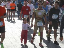 César Hernández se vistió de superhéroe para correr. EL INFORMADOR / A. Camacho