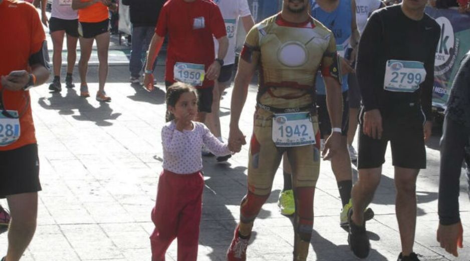 César Hernández se vistió de superhéroe para correr. EL INFORMADOR / A. Camacho