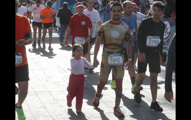 César Hernández se vistió de superhéroe para correr. EL INFORMADOR / A. Camacho