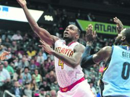 Paul Millsap. El jugador de Atlanta (izquierda) consiguió 18 puntos, al igual que su compañero Al Horford. AP / J. Amis