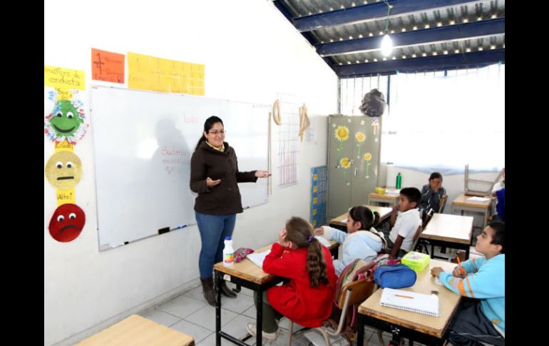 Gloria Almaraz imparte clases en el tercer grado en la Primaria República Mexicana, en Tesistán. EL INFORMADOR / P. Franco