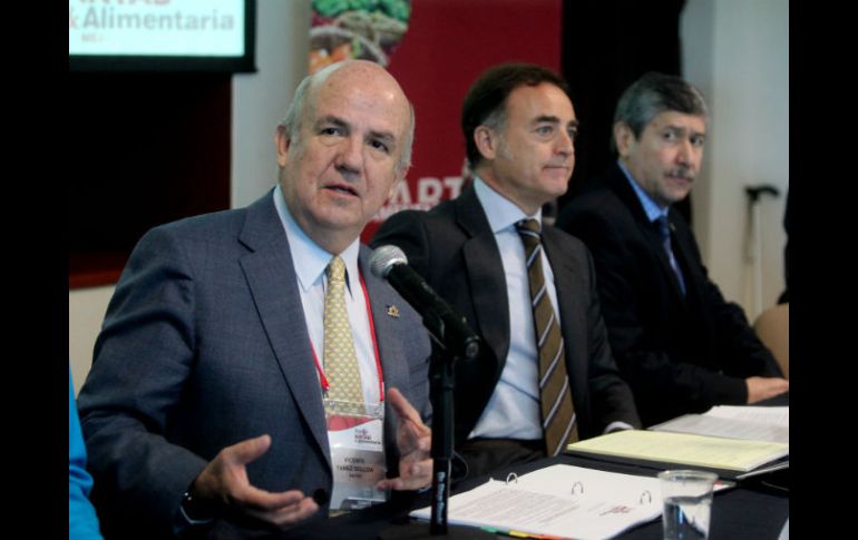 El presidente de ANTAD, Vicente Yáñez (izquierda), y Antoni Valls, representante de Alimentaria (centro). EL INFORMADOR / A. Hinojosa