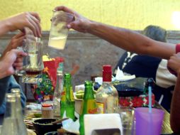 El alcohol activa ciertos esteroides, los glucocorticoides, y puede estimular al organismo a aumentar su ingesta. EL INFORMADOR / ARCHIVO