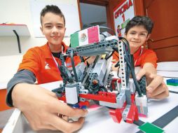 Denzel Del Ángel y Jorge David Cruz , niños ganadores de Olimpiada Mundial de Robótica. SUN / A. Hernández