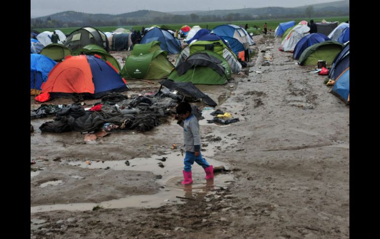 Grecia estima que hay hasta 14 mil personas varadas en Idomeni debido al cierre de la frontera con Macedonia. AFP / S. Mitrolidis