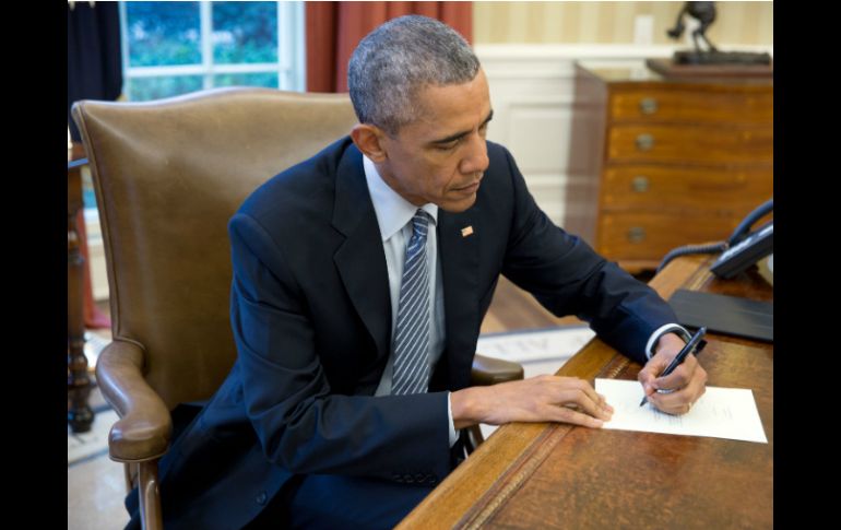 ''Estoy deseando visitar La Habana para promover esta relación y subrayar los valores que compartimos'', escribe Obama a la mujer. EFE /