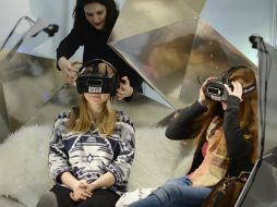 Muchos usuarios todavía se sintieron atolondrador al usar los sistemas mejorados, como el Oculus Rift. EFE / J. Kalaene