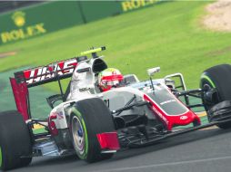 El piloto mexicano conduce su monoplaza durante las primeras prácticas libres del Gran Premio de Australia. EFE / S. Suki