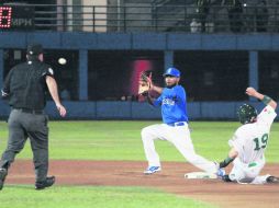 Estadio B-air. José Aguilar, de México, se barre en segunda base ante Ronald Garth, de Nicaragua. EFE / A. Zepeda