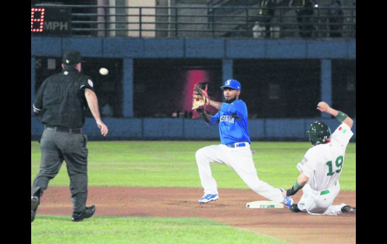 Estadio B-air. José Aguilar, de México, se barre en segunda base ante Ronald Garth, de Nicaragua. EFE / A. Zepeda