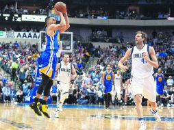 American Airlines Center. La estrella de los Warriors, Stephen Curry (con el balón), colaboró con 31 puntos. EFE / l. Smith