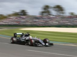 Hamilton durante su recorrido en el circuito de Albert Park de Melbourne. AP / R. Griffith