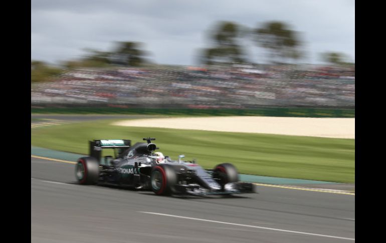 Hamilton durante su recorrido en el circuito de Albert Park de Melbourne. AP / R. Griffith