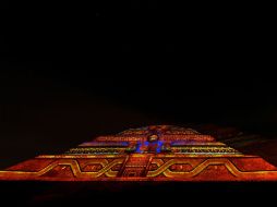 Las pirámides de pintaron de color con el proyecto 'Experiencia Nocturna en Teotihuacan'. EFE / Presidencia de México