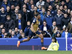 Alex Iwobi dispara el balón entre las piernas del portero al minuto 42 y sella el marcador 2-0. AP / P. Byrne