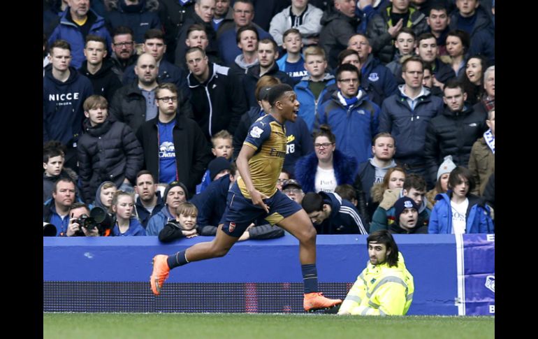 Alex Iwobi dispara el balón entre las piernas del portero al minuto 42 y sella el marcador 2-0. AP / P. Byrne