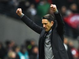 El croata Niko Kovac, reciente entrenador del Eintracht, decide dejar sin acción al ex atacante de las Chivas. EFE / A. Dedert