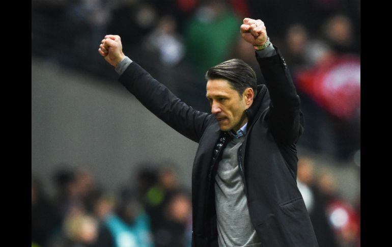 El croata Niko Kovac, reciente entrenador del Eintracht, decide dejar sin acción al ex atacante de las Chivas. EFE / A. Dedert