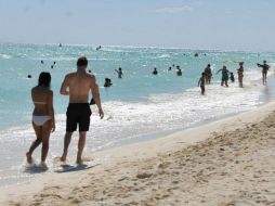 También puedes hacer algo de ejercicio en la playa como nadar o caminar. NTX / ARCHIVO