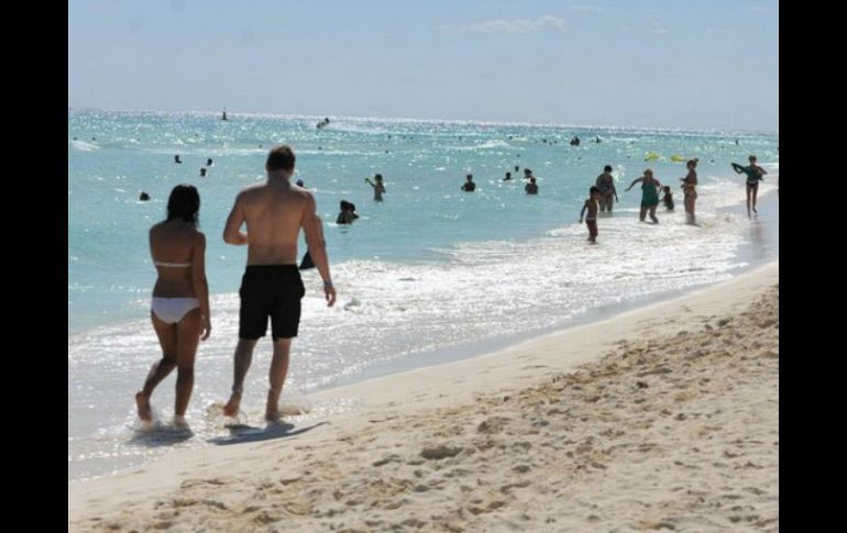 También puedes hacer algo de ejercicio en la playa como nadar o caminar. NTX / ARCHIVO