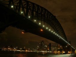 La Ópera de Sydney, un inmueble normalmente muy iluminado, apagó sus luces junto con el puente del puerto de la ciudad (foto). EFE / S. Mooy