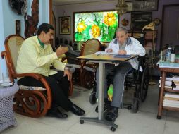 Nicolás Maduro dijo que en el encuentro de dos horas y media, encontró a Fidel Castro escribiendo y corrigiendo artículos. AFP / VTV