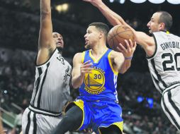 La defensa de los Spurs maniató durante toda la noche a Stephen Curry, quien sólo sumó 14 puntos. AFP / R. Cortes