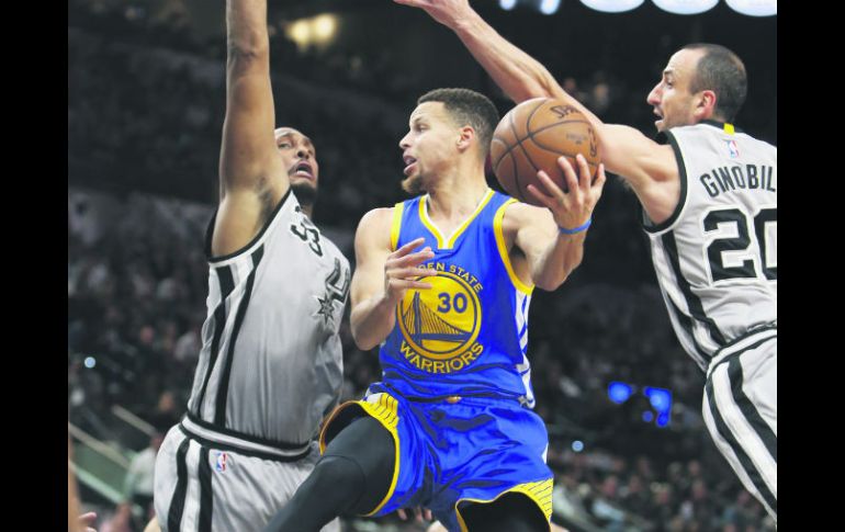 La defensa de los Spurs maniató durante toda la noche a Stephen Curry, quien sólo sumó 14 puntos. AFP / R. Cortes