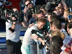 Nico Rosberg celebra tras triunfar en Australia, en la primera carrera de la temporada 2016 de la Fórmula Uno. AFP / S. Khan