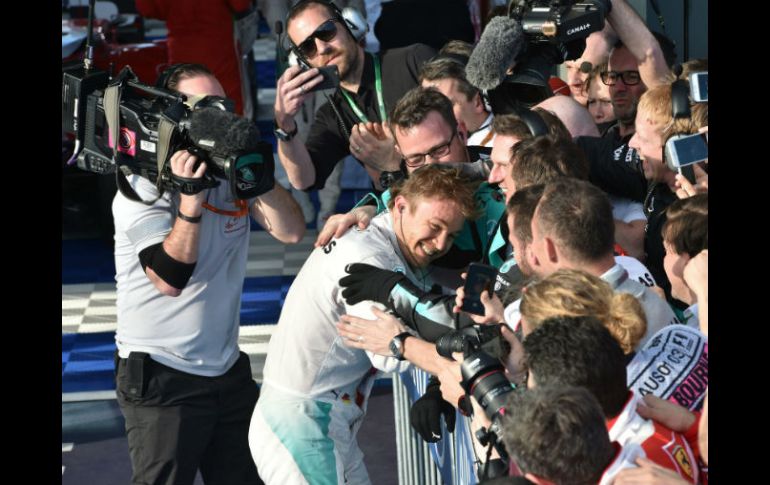 Nico Rosberg celebra tras triunfar en Australia, en la primera carrera de la temporada 2016 de la Fórmula Uno. AFP / S. Khan