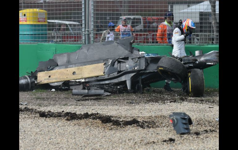 Fernando Alonso logró salir por su propio pie del automotor, que quedó destrozado. AP / T. Karanikos