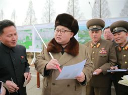 Kim Jong-un expresó su gran satisfacción por el éxito de los ejercicios militares, y pidió estar alerta ante invasiones enemigas. AFP / KNS